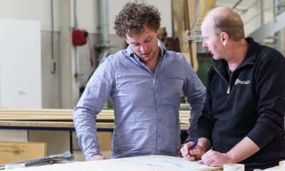 Inkoper in bespreking met collega vacature Barneveld